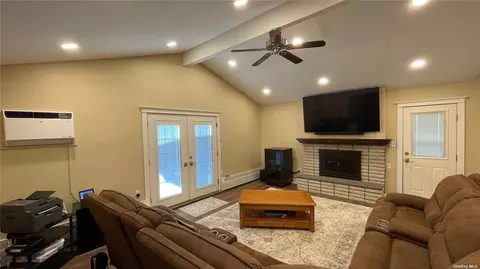 22 Potter Ln, Levittown, NY 11756