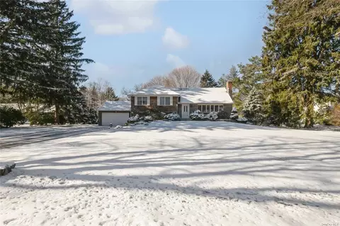 9 Salem Ridge Dr, Huntington, NY 11743