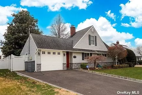 8 Redwing Ln, Levittown, NY 11756