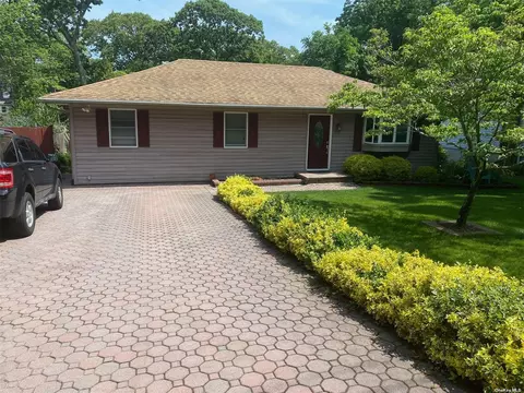 15 Huntington Rd, Sound Beach, NY 11789