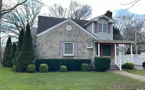 6 Magnolia Dr, New Hyde Park, NY 11040