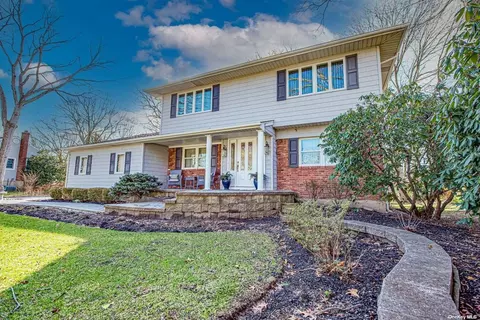 107 Autumn Dr, Hauppauge, NY 11788