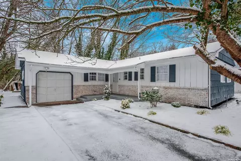 6 Spyglass Ln, East Setauket, NY 11733