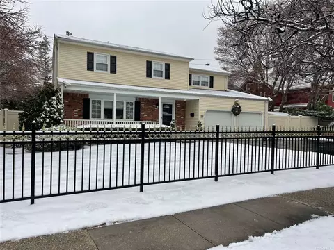 20 Terry Ct, Glen Head, NY 11545