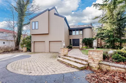 210 Connetquot Dr, Oakdale, NY 11769