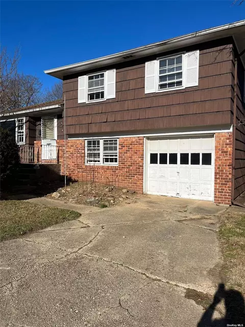 957 Oyster Bay Rd, East Norwich, NY 11732