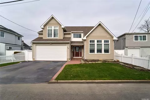 34 Mound St, Lindenhurst, NY 11757