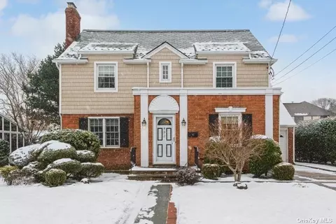 92 Johnson Ave, Malverne, NY 11565