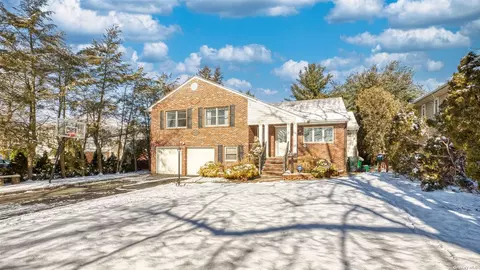 7 Newmarket Rd, Garden City, NY 11530