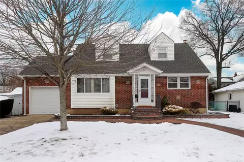 141 Castle Ave, Westbury, NY 11590