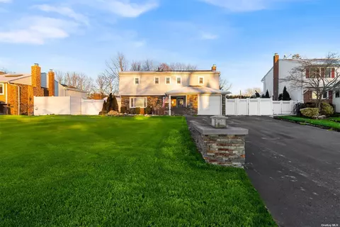 5 Cottonwood Dr, Commack, NY 11725