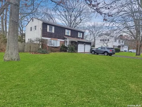 83 Woodview Ln, Centereach, NY 11720