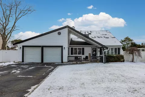 4 Cobb Ln, Medford, NY 11763