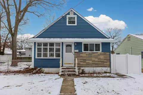 347 Deauville Blvd, Copiague, NY 11726