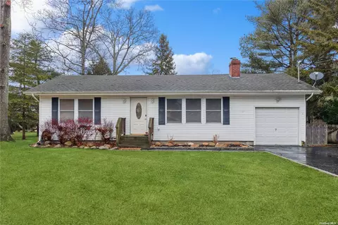 25 Heather Dr, Center Moriches, NY 11934