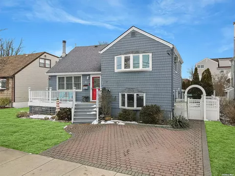 82 Norton St, Freeport, NY 11520