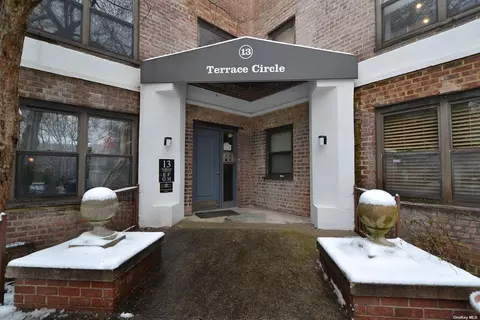 13 Terrace Cir #2H, Great Neck, NY 11021