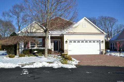 7 Perks Ct #7, Mount Sinai, NY 11766