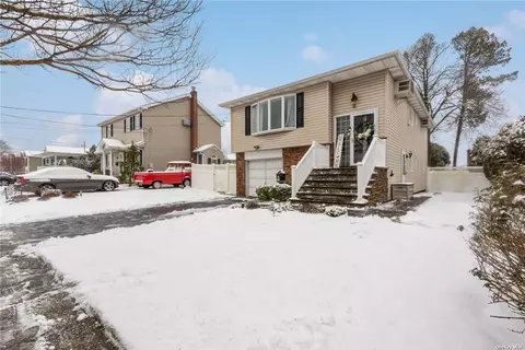8 Cedar St, Massapequa, NY 11758