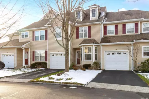 26 Snowdance Ln #26, Nesconset, NY 11767
