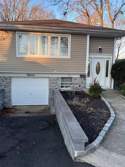 15 W Bay Shore Rd, Bay Shore, NY 11706