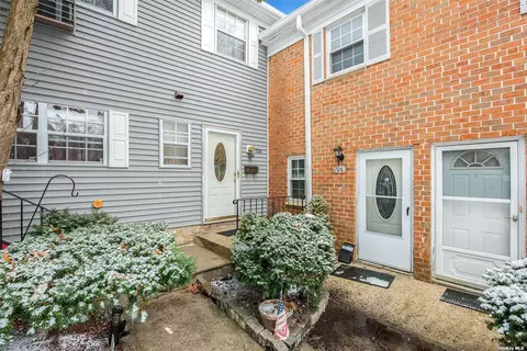 708 Towne House #708, Hauppauge, NY 11749