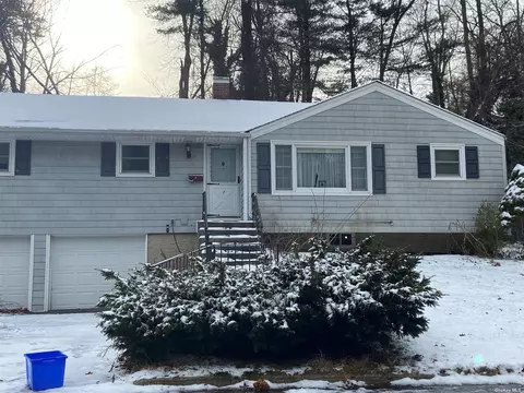 7 Meadowfield Ln, Glen Cove, NY 11542