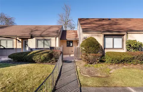 173 Strathmore Gate Dr #173, Stony Brook, NY 11790