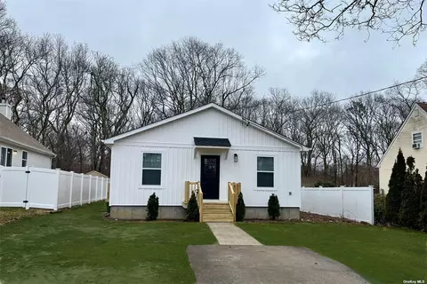 162 Auborn Ave, Shirley, NY 11967