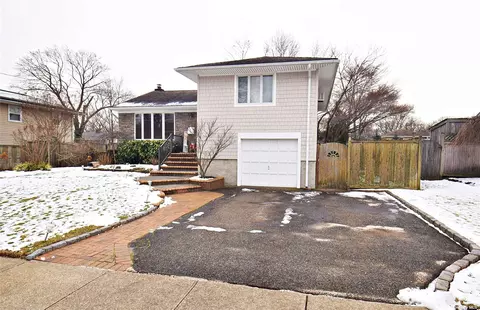 92 N Maple St, Massapequa, NY 11758
