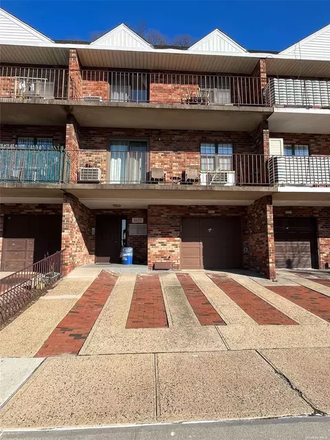 66-07 242nd St #13C, Douglaston, NY 11362