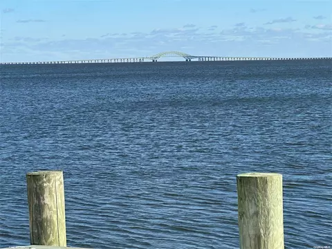 71 E Shore Dr, Babylon, NY 11702