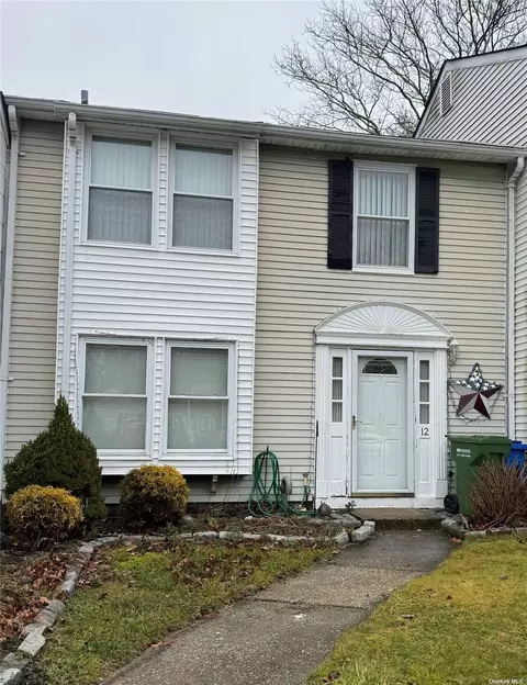 12 Lexington Ct, Coram, NY 11727