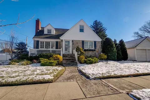 88 Pearsall Ave, Lynbrook, NY 11563
