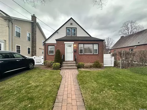 934 N 2nd St, New Hyde Park, NY 11040