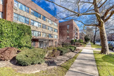15 Hillpark Ave #3N, Great Neck, NY 11020