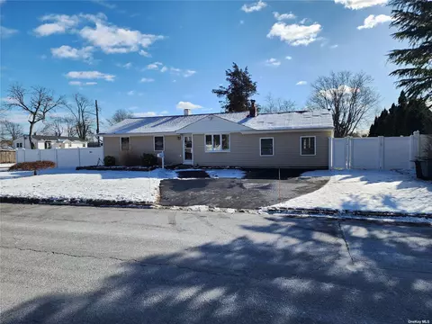 2402 Fire Ave, Medford, NY 11763