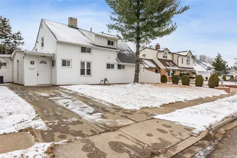 21 Chestnut Ln, Levittown, NY 11756