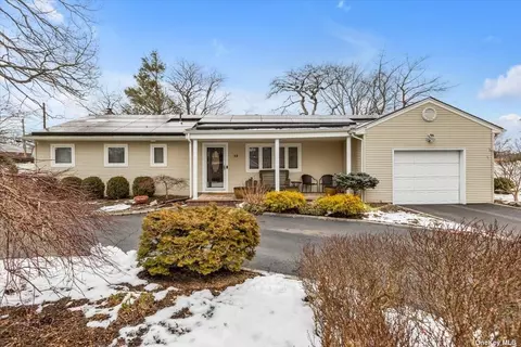 12 Howard Pl, Melville, NY 11747