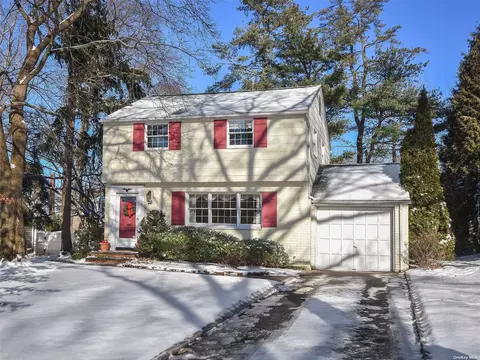 29 Concord Rd, Port Washington, NY 11050