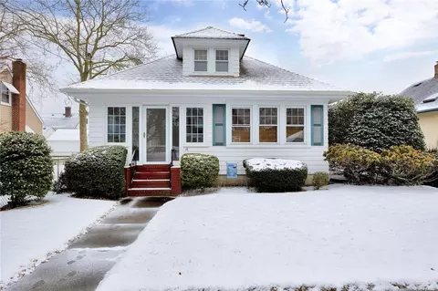16 Rose St, Islip, NY 11751
