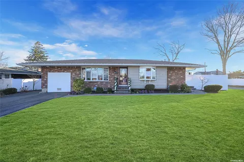 7 Spinner Ln, Commack, NY 11725 photo 1