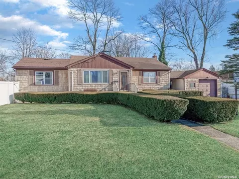 39 Hilltop Ln, Wheatley Heights, NY 11798