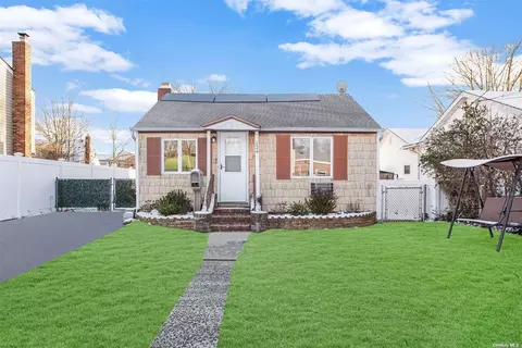 124 N Linden St, Massapequa, NY 11758