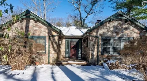 31 Hillside Rd, Stony Brook, NY 11790