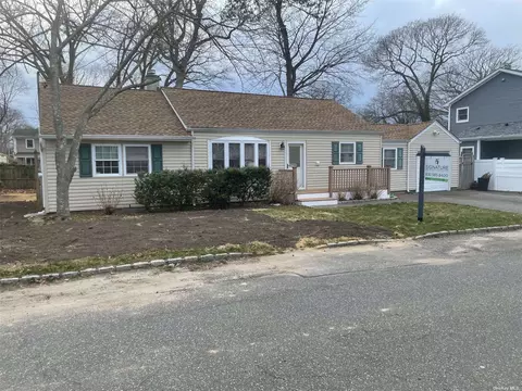 28 2nd Ct, Ronkonkoma, NY 11779