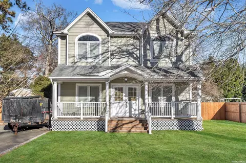 119 Woodland Dr, East Islip, NY 11730