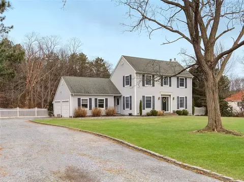 98 Clancy Rd, Manorville, NY 11949