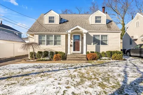 17 Northridge Ave, Merrick, NY 11566