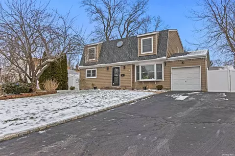 9 Georgetown Pl, Smithtown, NY 11787